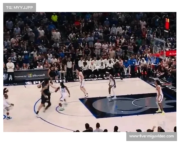 独行侠东契奇吸引包夹,击地传球找到空切的加福德完成扣篮 独行侠东契奇吸引包夹,击地传球找到空切的加福德完成扣篮